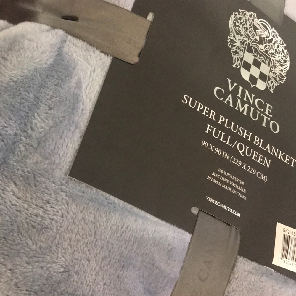 💕 NWT Vince Camuto Queen Super Plush Blanket 💕